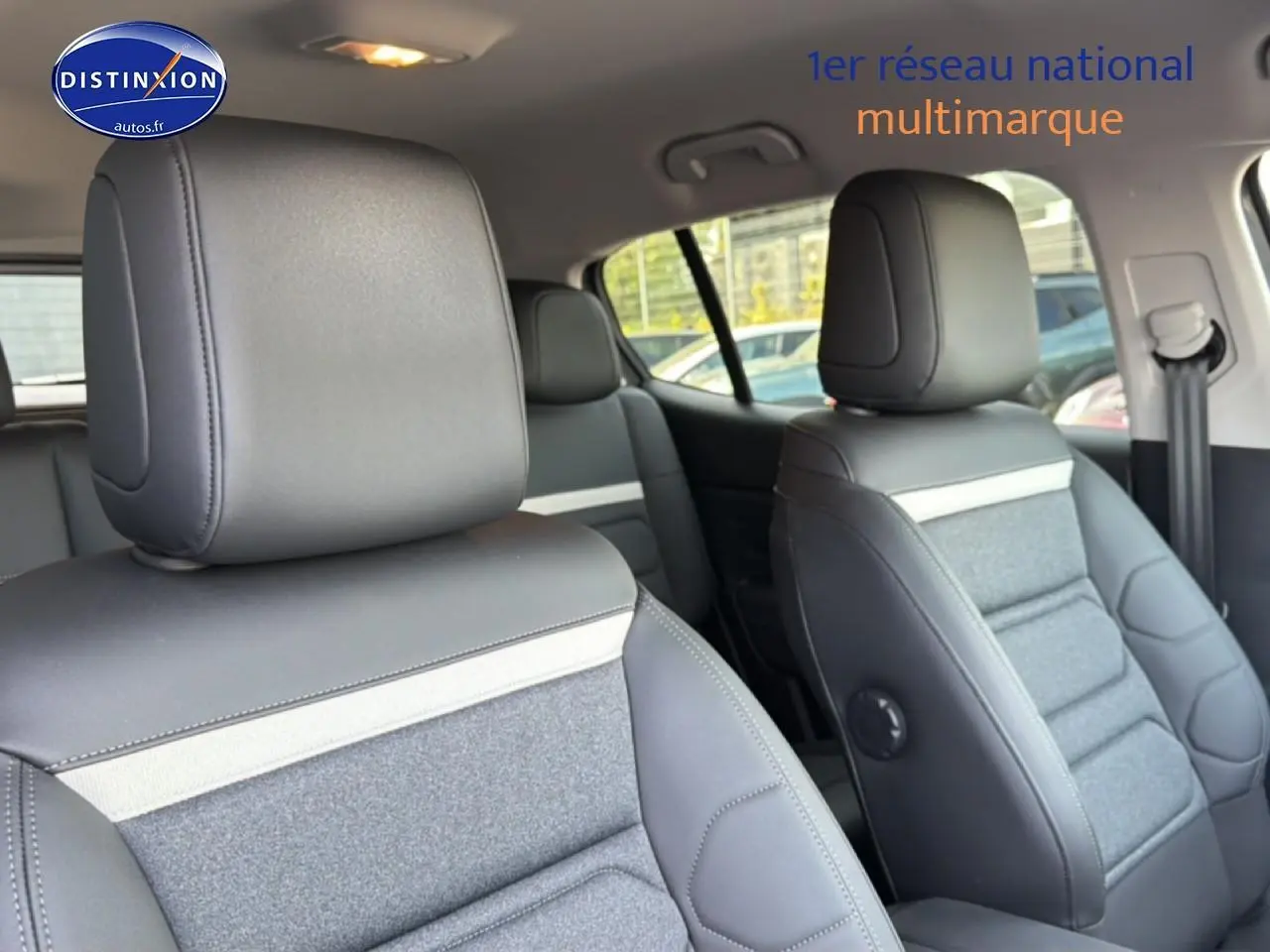 Gros plan sur les sièges avant en tissu brun et cuir noir du Citroën C5 Aircross 2025, intérieur spacieux et moderne.