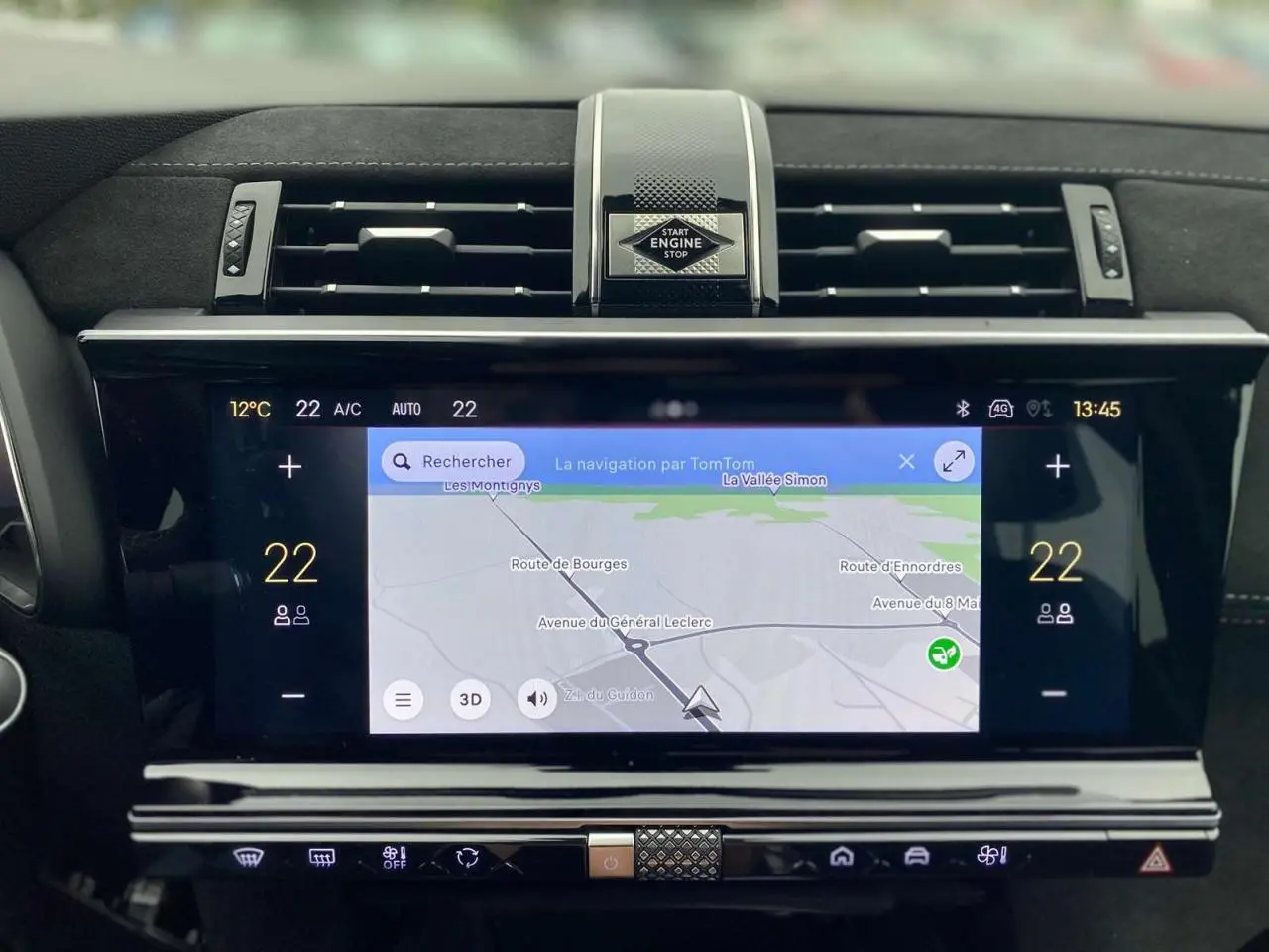 Vue rapprochée de l’écran tactile central du DS7 Crossback 2024 gris foncé avec navigation TomTom et commandes climatisation.