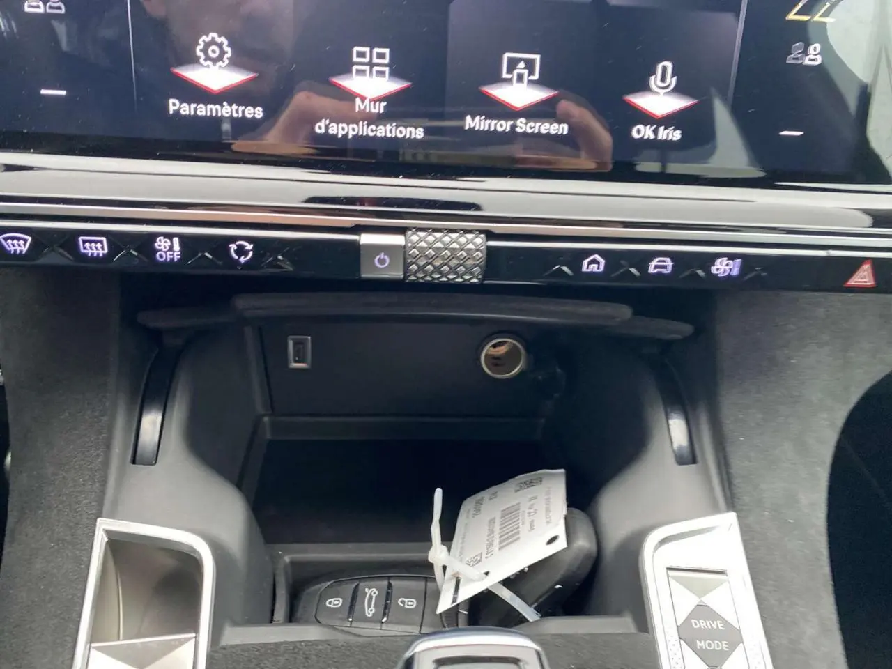 Vue rapprochée de la console centrale du DS7 Crossback 2024 gris foncé, avec écran tactile et commandes Drive Mode visibles.