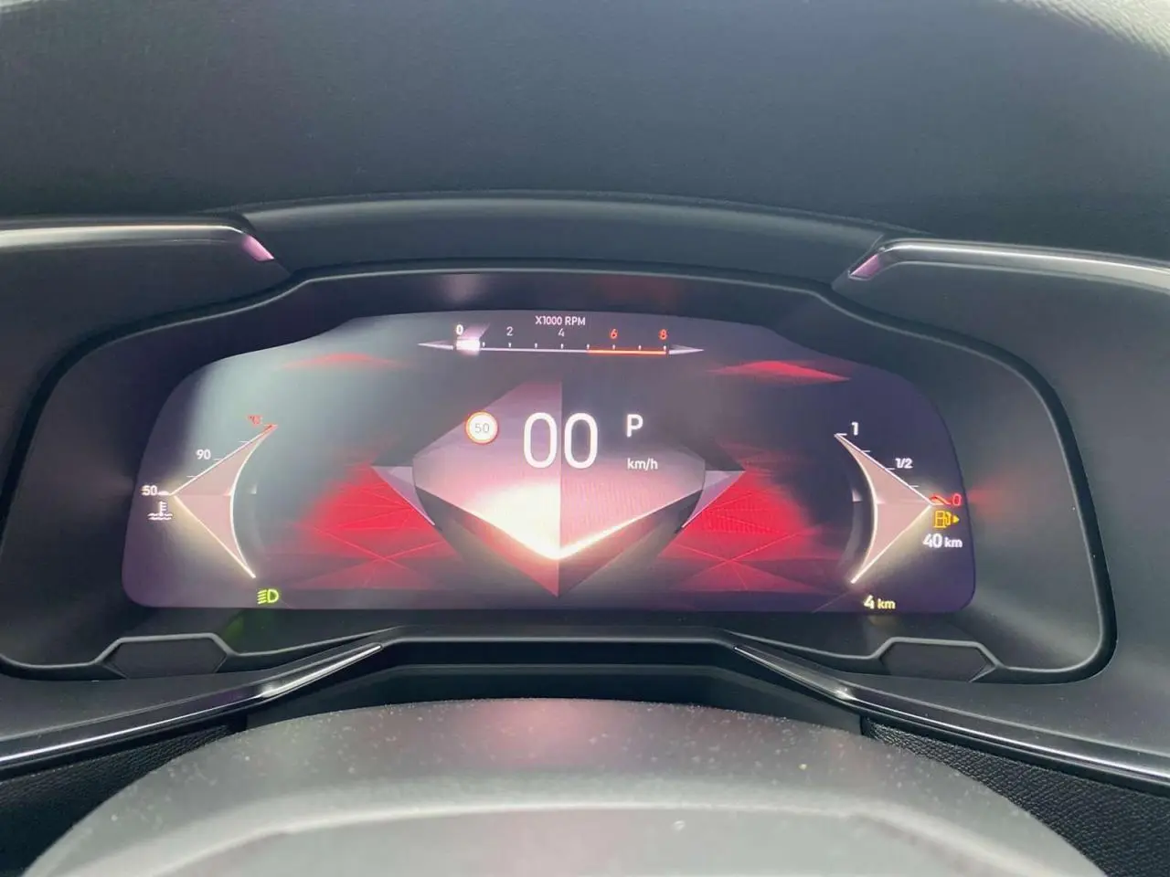 Tableau de bord numérique du DS7 Crossback 2024, affichage digital avec fond rouge et informations de vitesse et carburant.