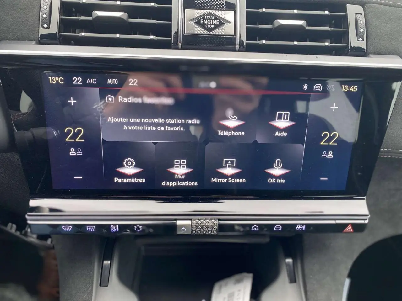 Écran tactile central du DS7 Crossback 2024 gris foncé, affichant les options multimédia et climatisation en vue frontale.