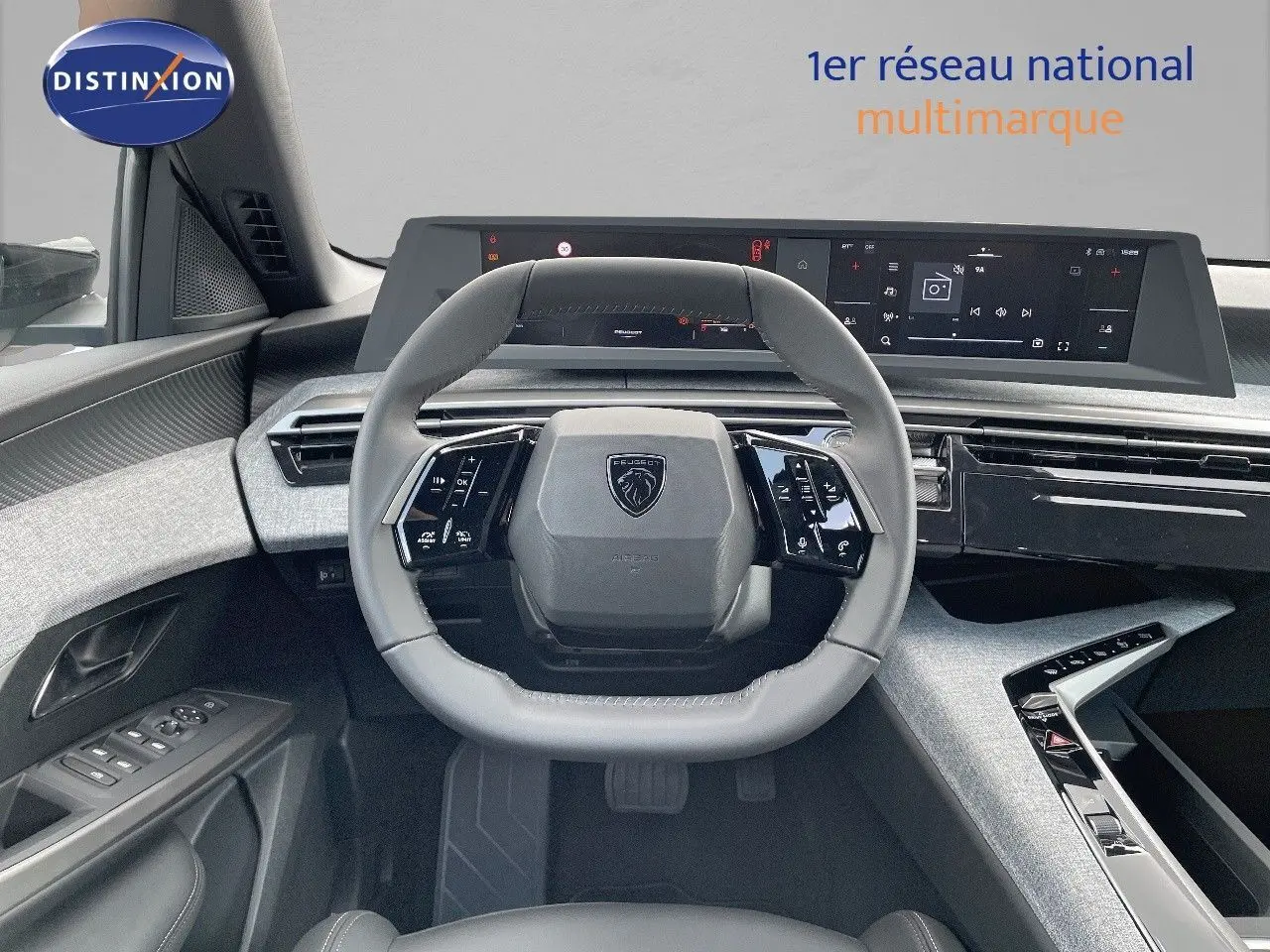 Vue intérieure centrée sur le volant cuir gris du Peugeot 3008 Hybrid 2025 avec tableau de bord numérique et console moderne.