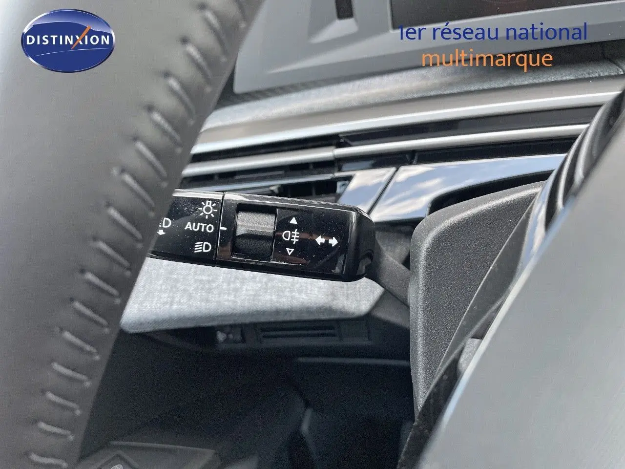 Gros plan sur la commande des feux et clignotants à gauche du volant du Peugeot 3008 Hybrid bleu Ingaro Metal 2025.