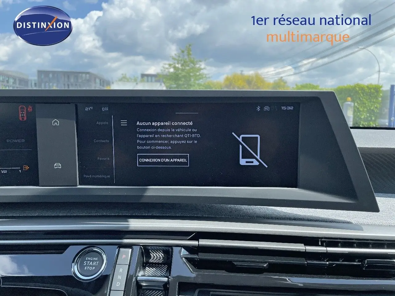 Tableau de bord du Peugeot 3008 Hybrid 2025 avec écran tactile et bouton start/stop, vue intérieure frontale.