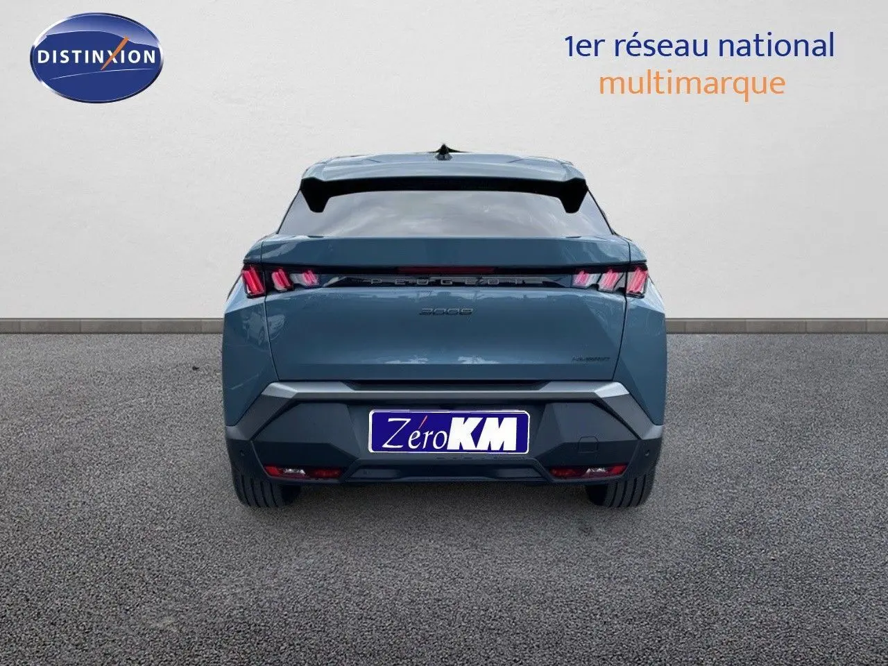 Vue arrière d'un Peugeot 3008 Hybrid 136ch Allure en bleu Ingaro Metal avec feux LED caractéristiques.