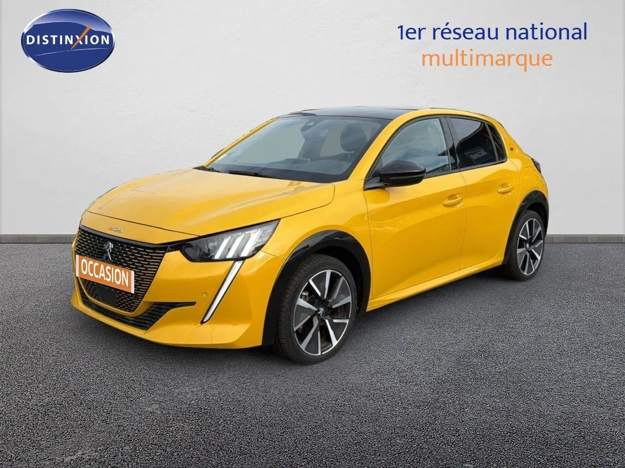 PEUGEOT 208 électrique jaune Faro avec toit noir, vue 3/4 avant droit sur fond neutre.