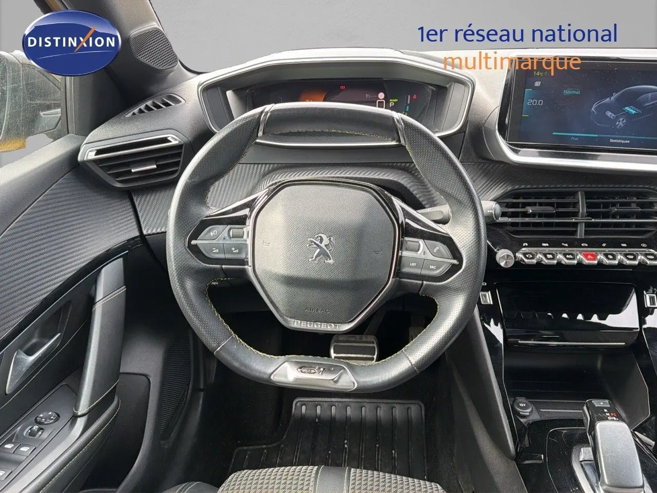 Vue intérieure centrée sur le volant compact et le tableau de bord numérique de la Peugeot 208 électrique 2020.