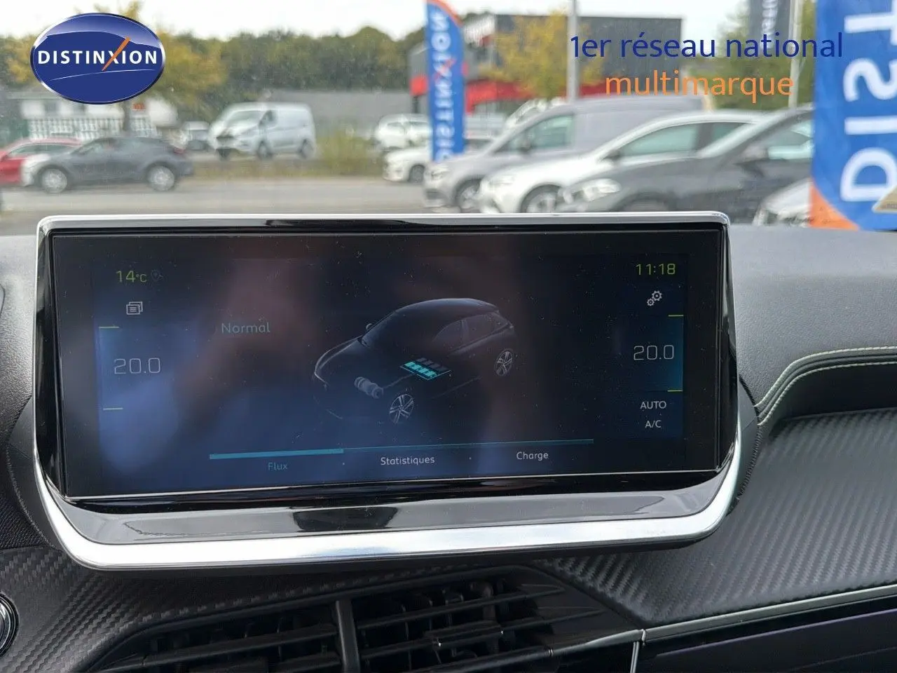 Écran central tactile affichant les statistiques de charge d'une Peugeot 208 électrique, intérieur moderne noir.