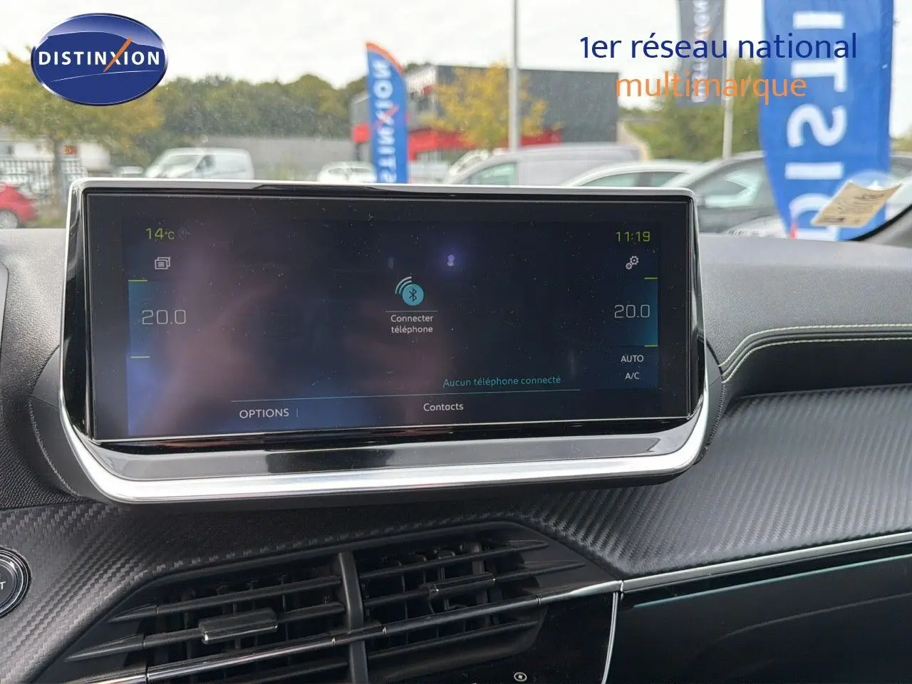 Écran tactile central du tableau de bord de la Peugeot 208 électrique 136ch GT Line, ambiance intérieure moderne.