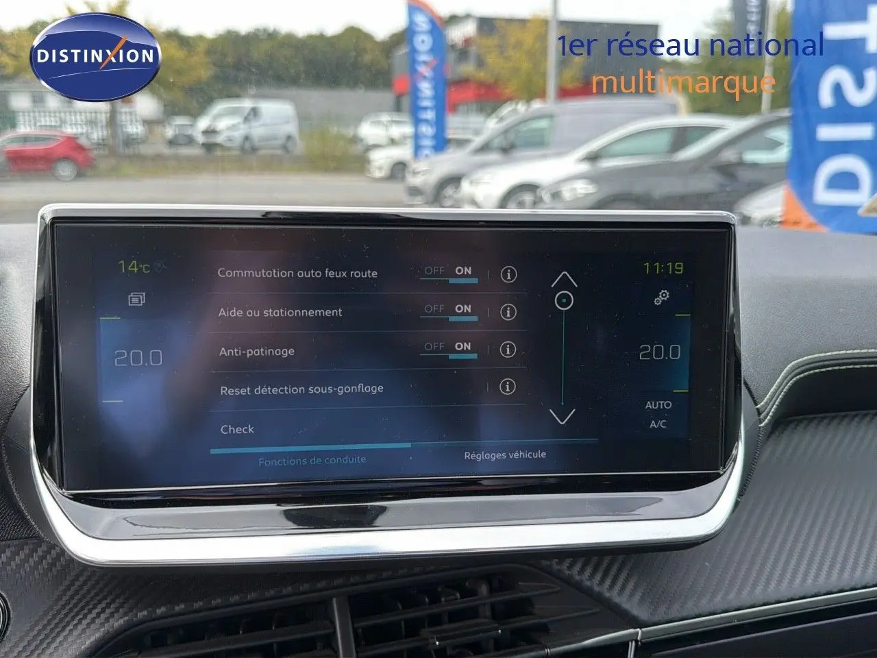 Écran tactile central du tableau de bord de la Peugeot 208 électrique 136ch GT Line, affichant les réglages du véhicule.