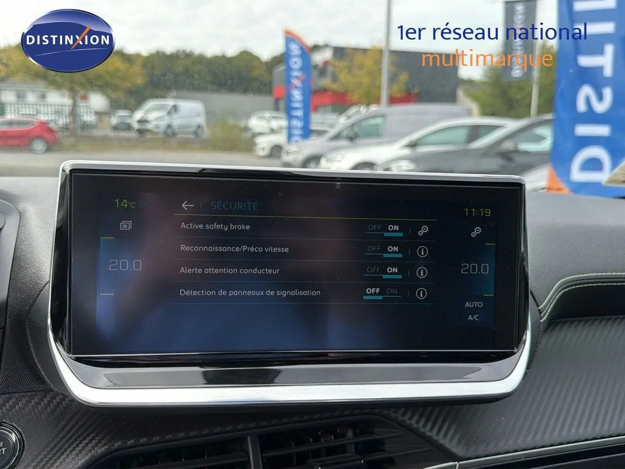 Écran tactile central affichant les options de sécurité du tableau de bord d'une Peugeot 208 électrique 2020.