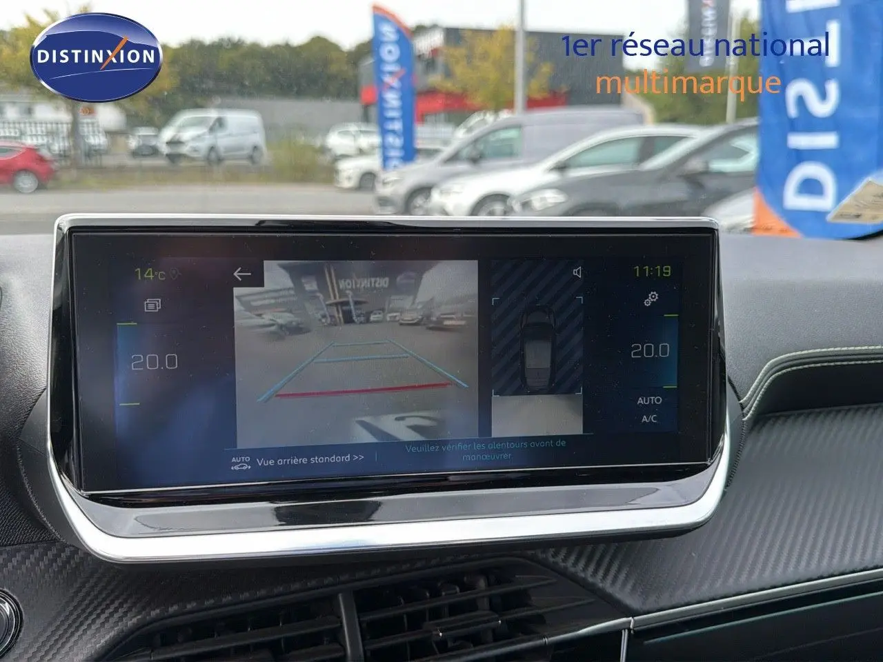 Écran tactile du tableau de bord de la Peugeot 208 électrique 136ch GT Line montrant la caméra de recul et la climatisation.