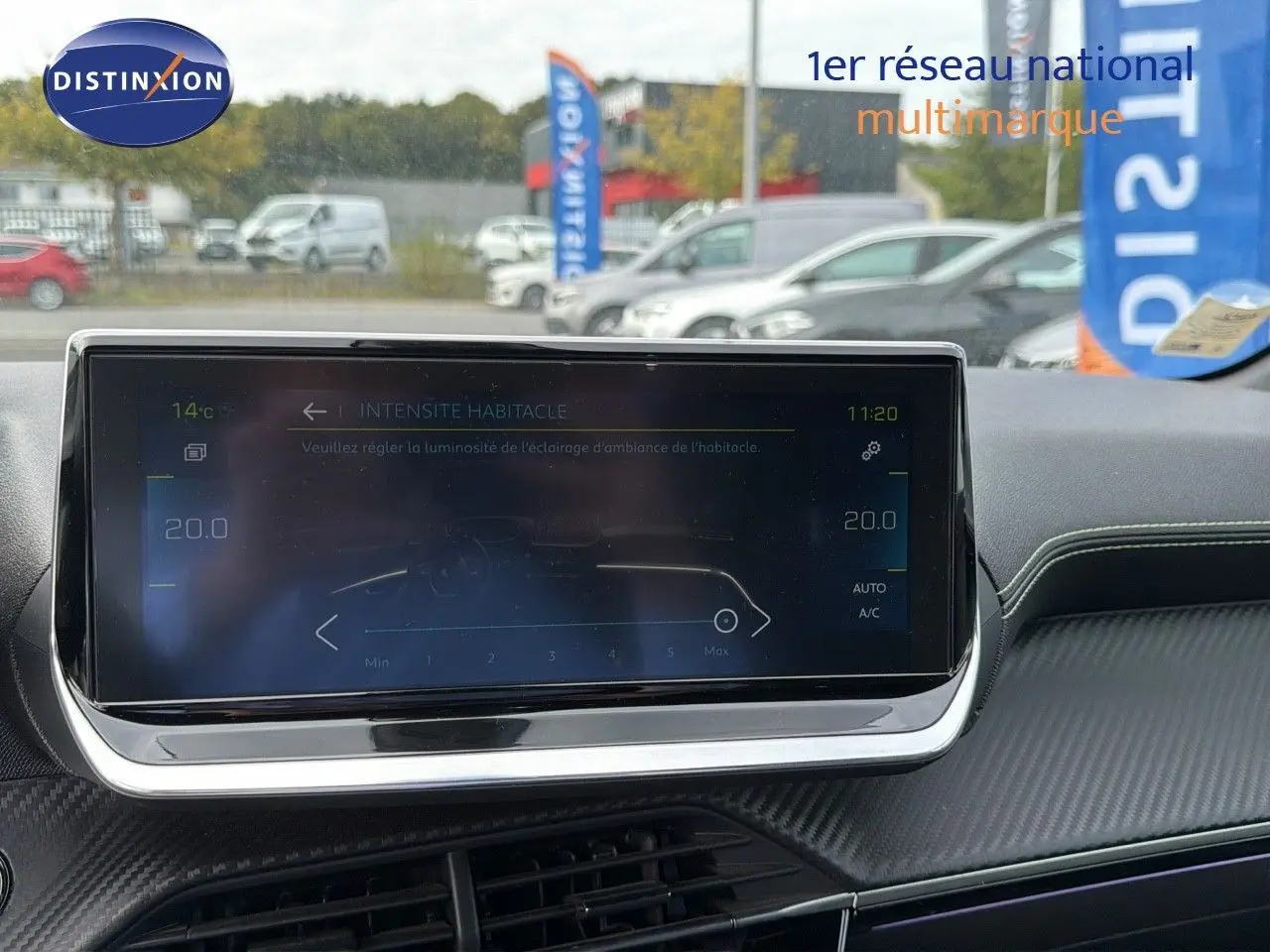 Écran tactile central affichant le réglage de l'intensité lumineuse de l'habitacle d'une Peugeot 208 électrique 2020.