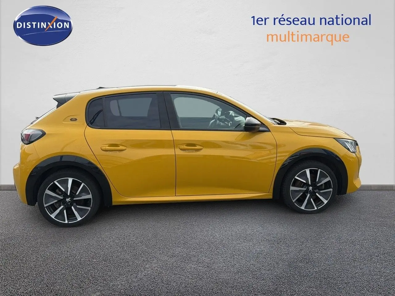 Profil côté gauche d'une Peugeot 208 électrique 136ch GT Line jaune Faro avec toit noir, en arrière-plan neutre.