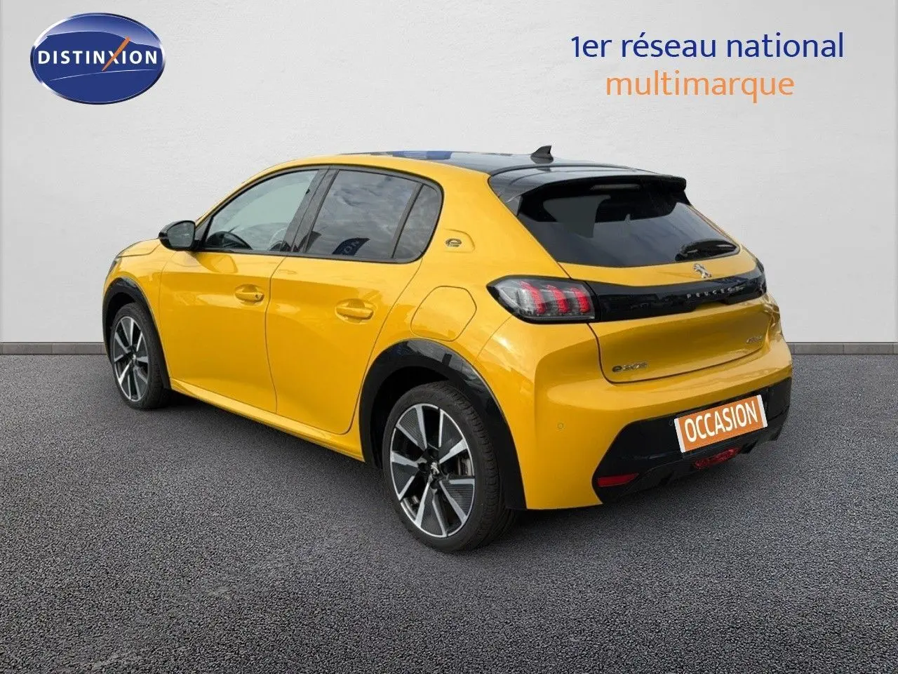 Peugeot 208 électrique jaune Faro avec toit noir, vue 3/4 arrière côté gauche sur fond neutre.