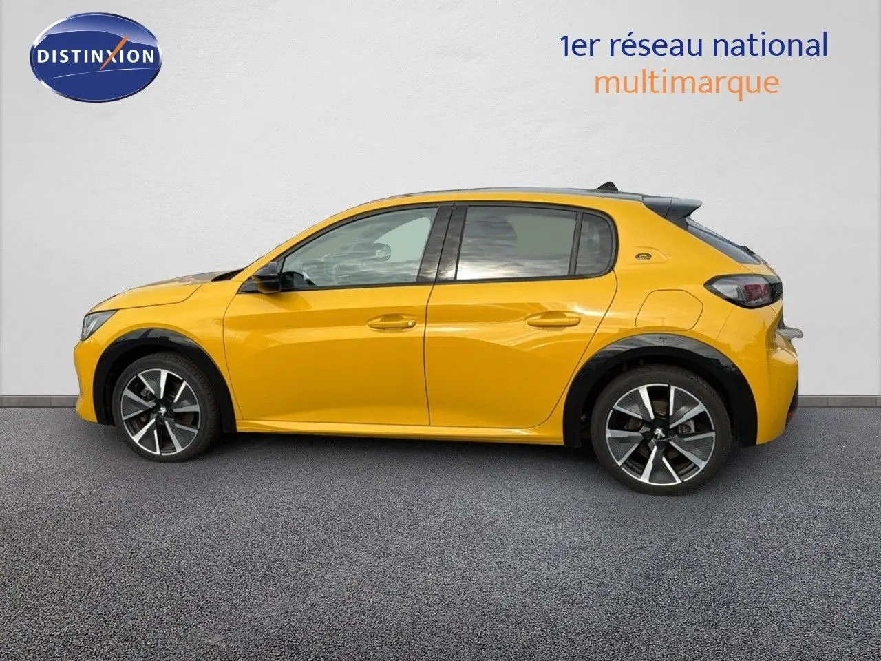 Profil côté gauche de la Peugeot 208 électrique jaune Faro avec toit noir, jantes alliage et lignes dynamiques.