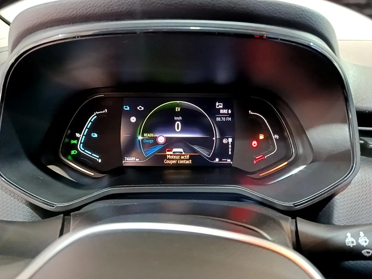Tableau de bord numérique de Renault Clio Business E-TECH 140, affichage multifonctions avec compteurs colorés.