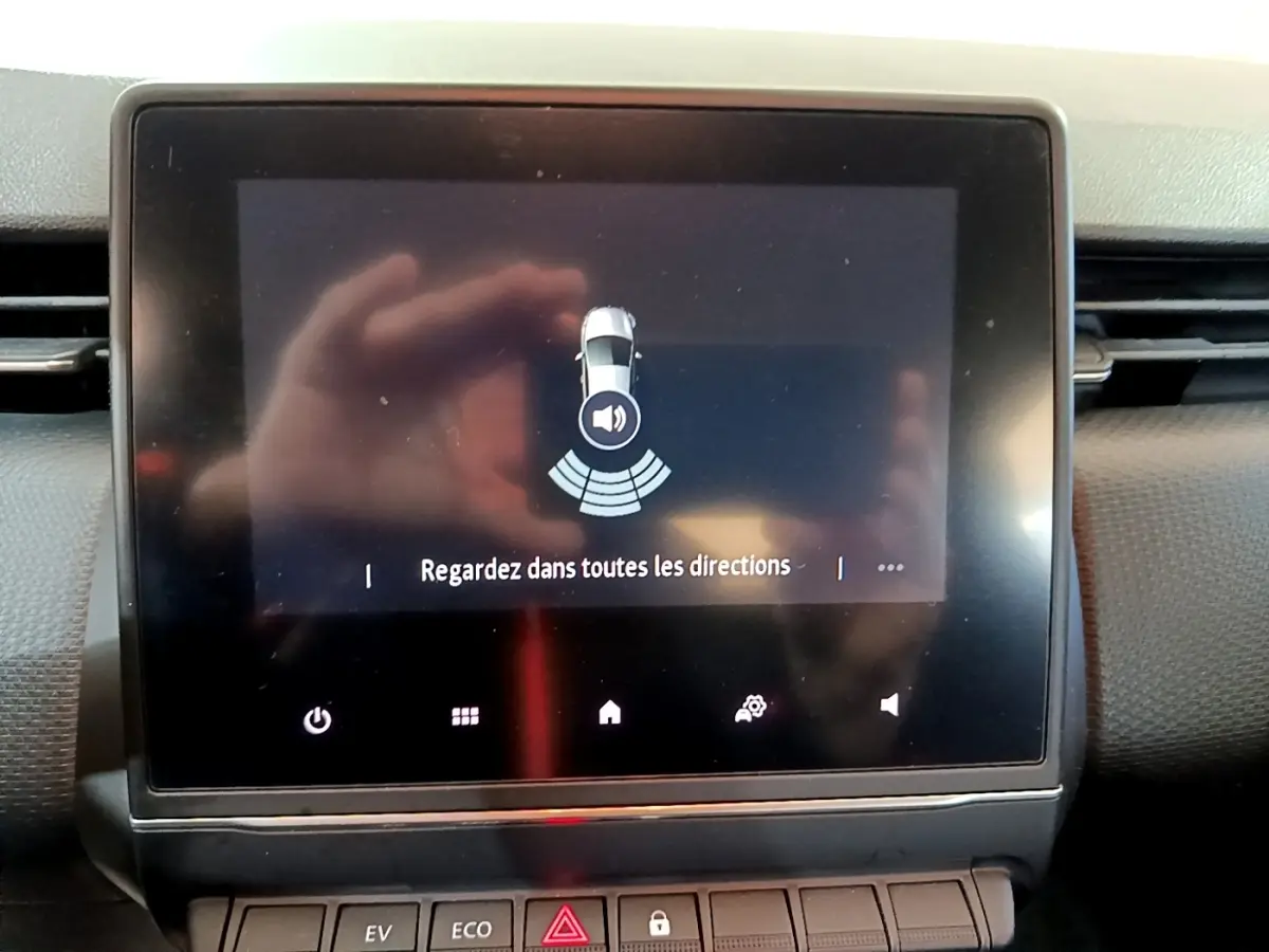 Écran tactile central de la Renault Clio Business E-TECH 140 2022 affichant l'alerte de détection d'obstacles.