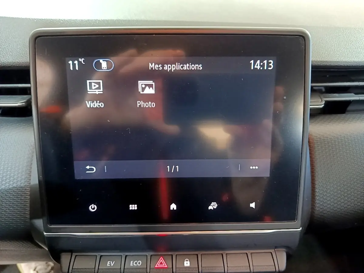Écran tactile central de la Renault Clio Business E-TECH 140 2022 affichant les applications vidéo et photo, tableau de bord gris.