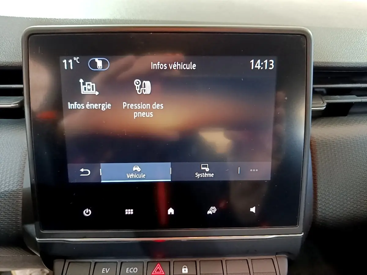 Écran tactile central de la Renault Clio Business E-TECH 140 2022 affichant les infos véhicule et pression des pneus.
