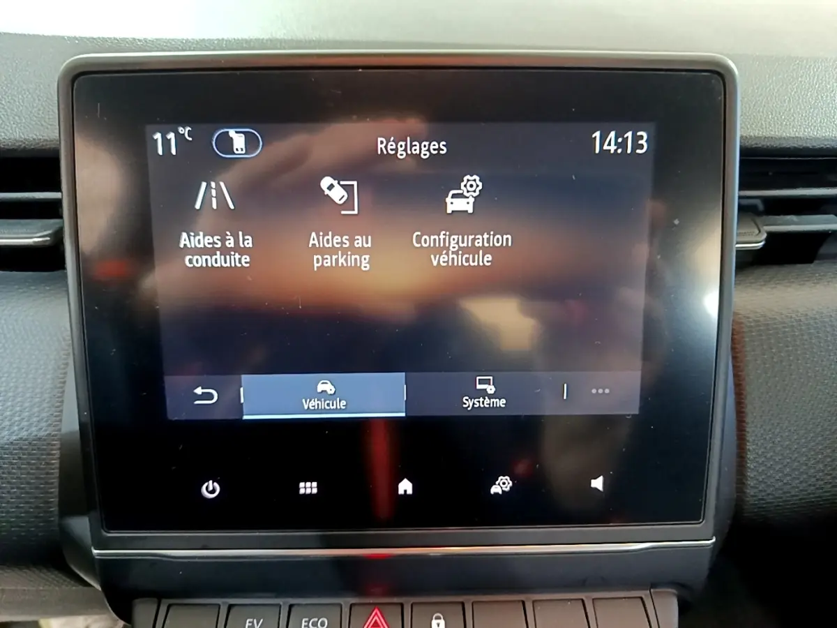 Écran tactile central de la Renault Clio Business E-TECH 140 2022 affichant les réglages d’aides à la conduite et parking.