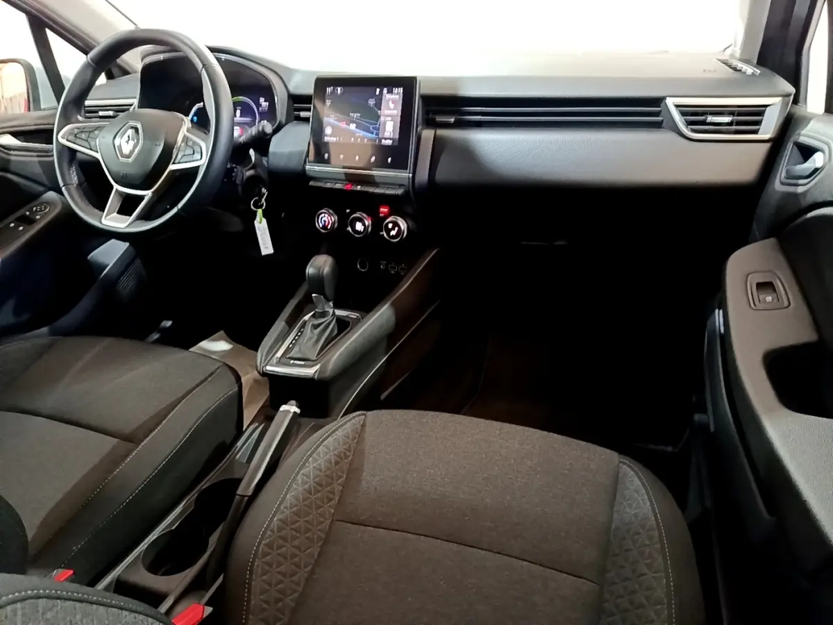 Vue intérieure avant de la Renault Clio Business E-TECH 140 gris foncé, tableau de bord avec écran tactile et volant multifonctions.