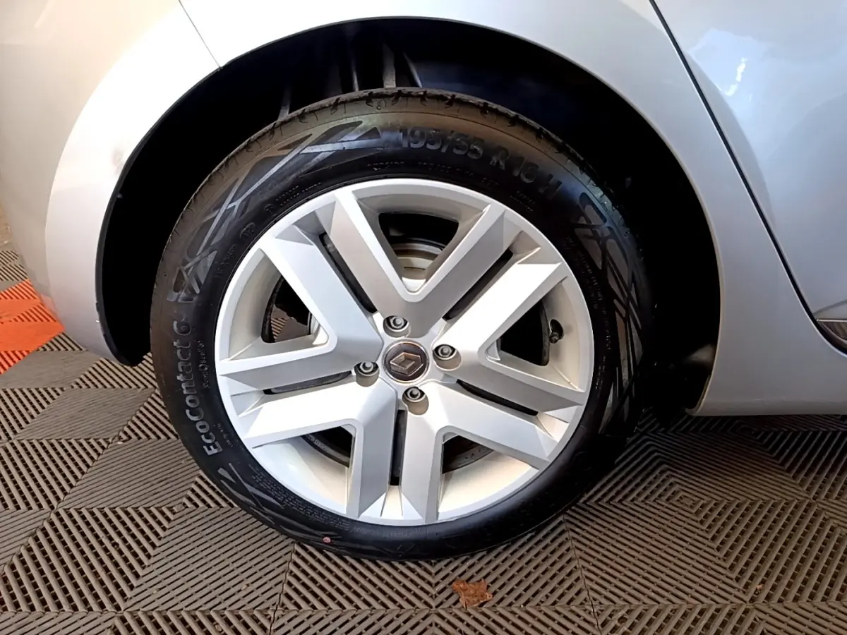 Gros plan sur la roue avant droite gris foncé d'une Renault Clio Business E-TECH 140 avec jante alliage distinctive.