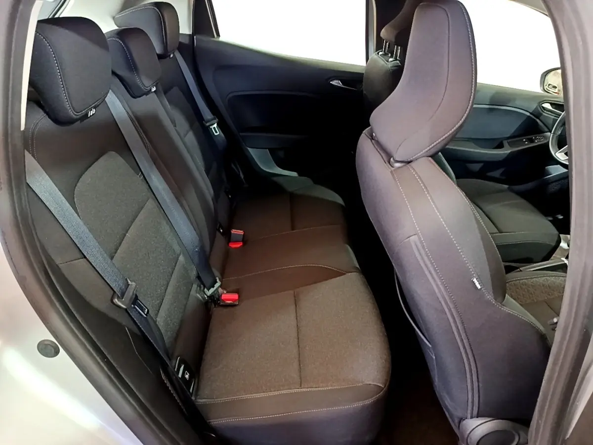 Vue intérieure côté droit montrant la banquette arrière noire et les sièges avant du Renault Clio Business E-TECH 140 hybride.