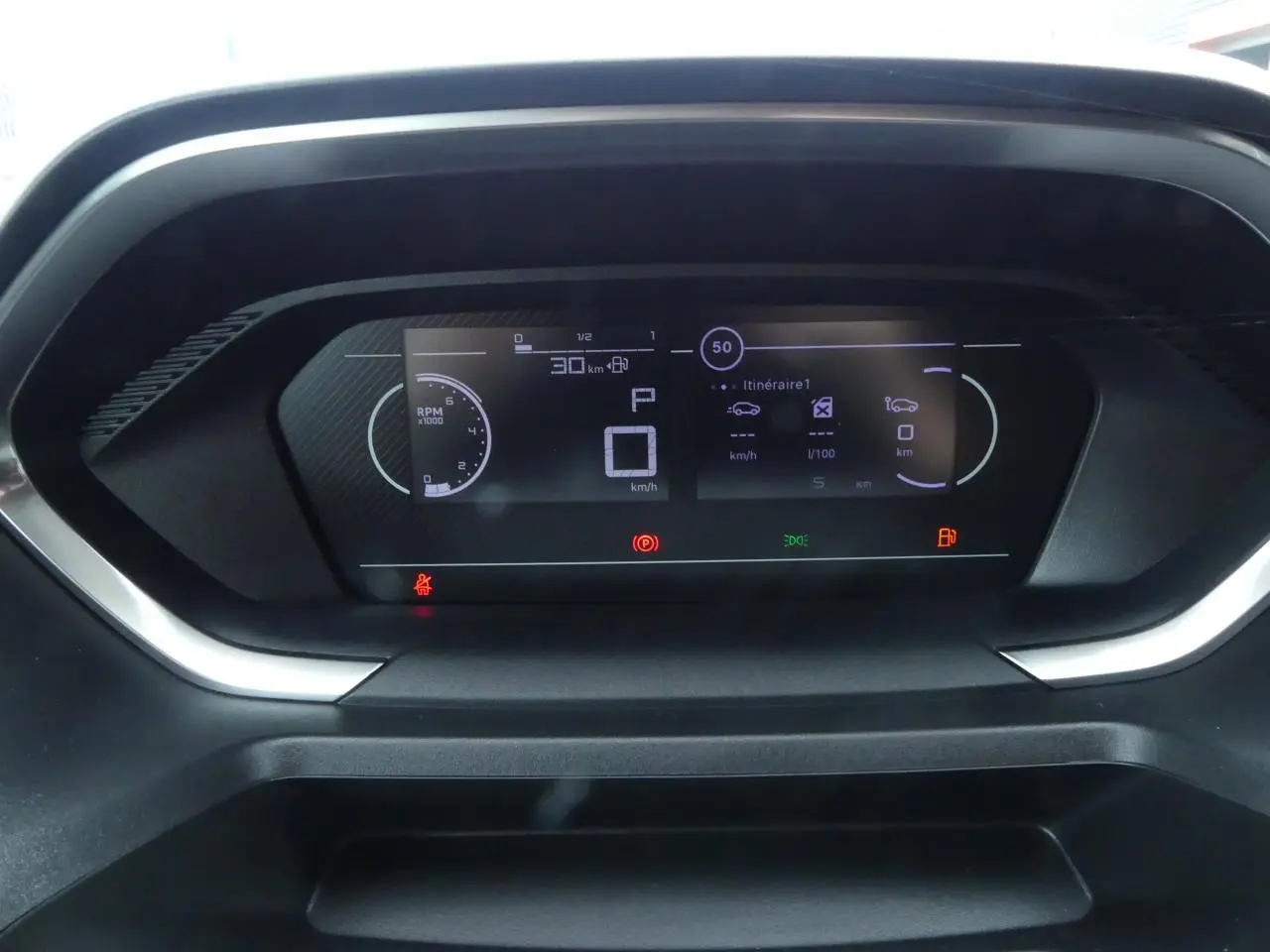 Tableau de bord numérique du Peugeot Partner XL 2025 affichant vitesse, régime moteur et itinéraire en vue frontale.