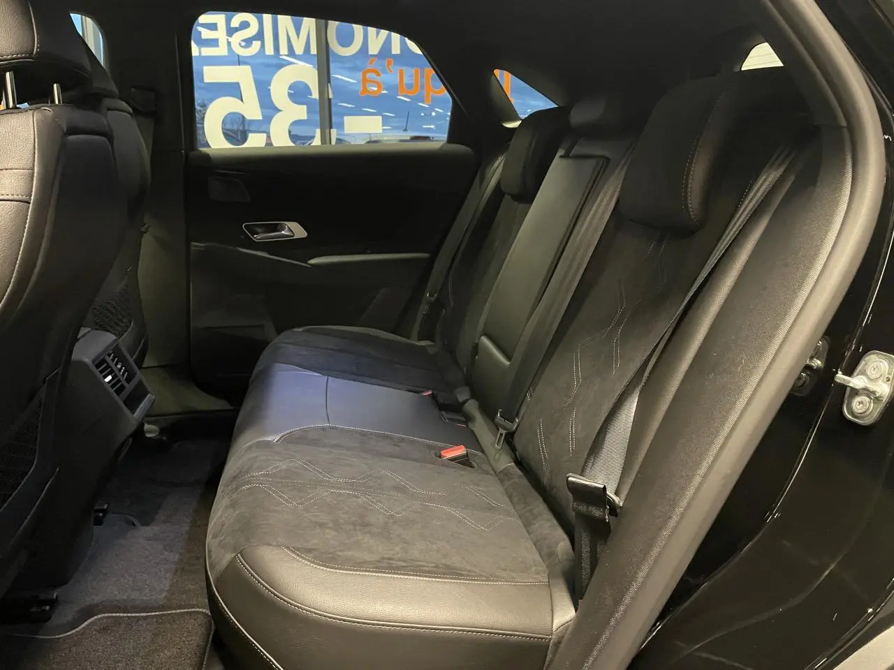 Vue côté droit de la banquette arrière en Alcantara noir profond du DS7 Crossback noir métallisé 2026.