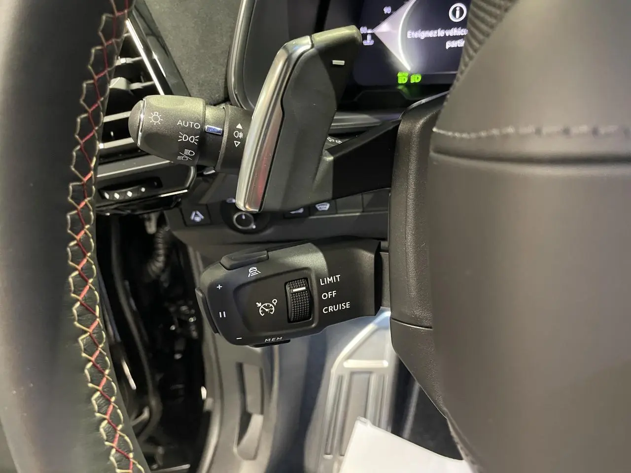 Gros plan sur les commandes au volant du DS7 Crossback noir métallisé, mettant en valeur les palettes et régulateur de vitesse.