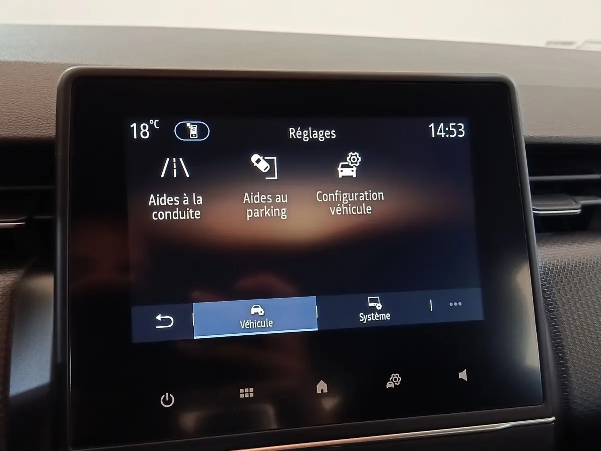 Écran tactile central de la Renault Clio Business 2021 affichant les réglages d’aides à la conduite et au parking.