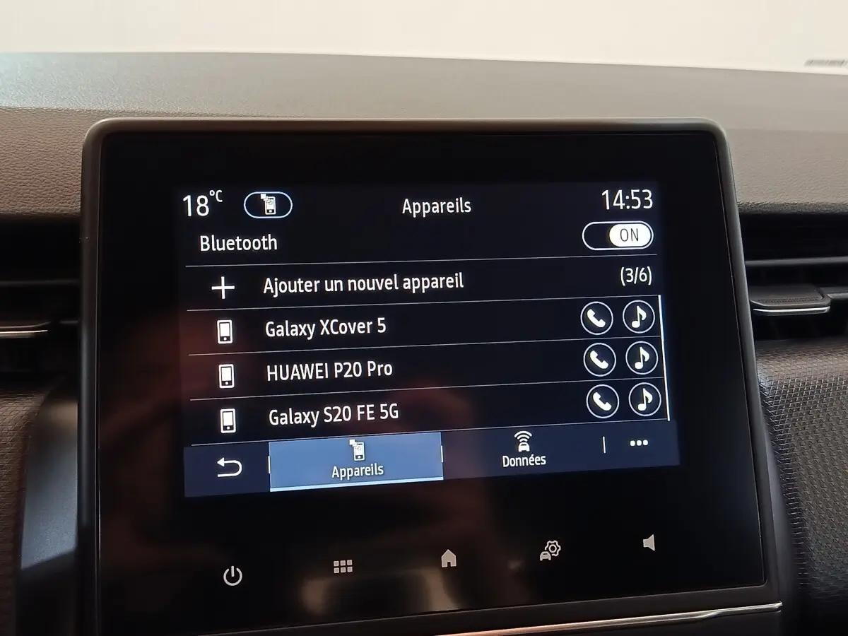 Écran tactile central de la Renault Clio Business blanc, affichant la connexion Bluetooth et liste d’appareils.