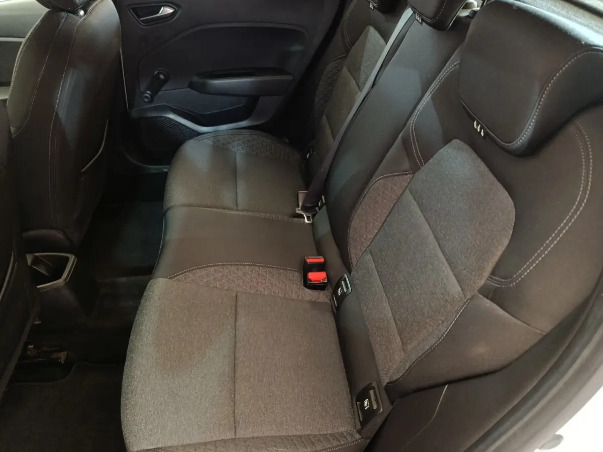 Vue intérieure côté droit de la banquette arrière grise et noire de la Renault Clio Business SCe 65 2021.