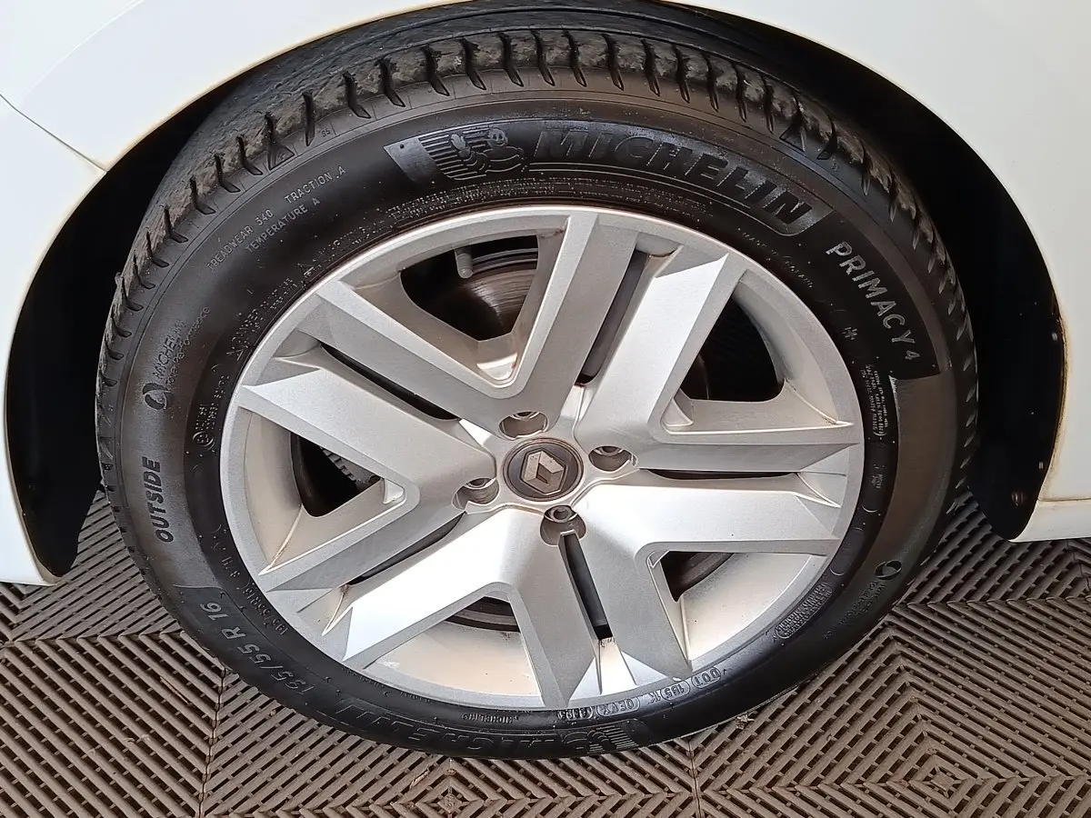 Gros plan sur la roue avant droite d'une Renault Clio blanche, avec jante alliage et pneu Michelin Primacy 4.