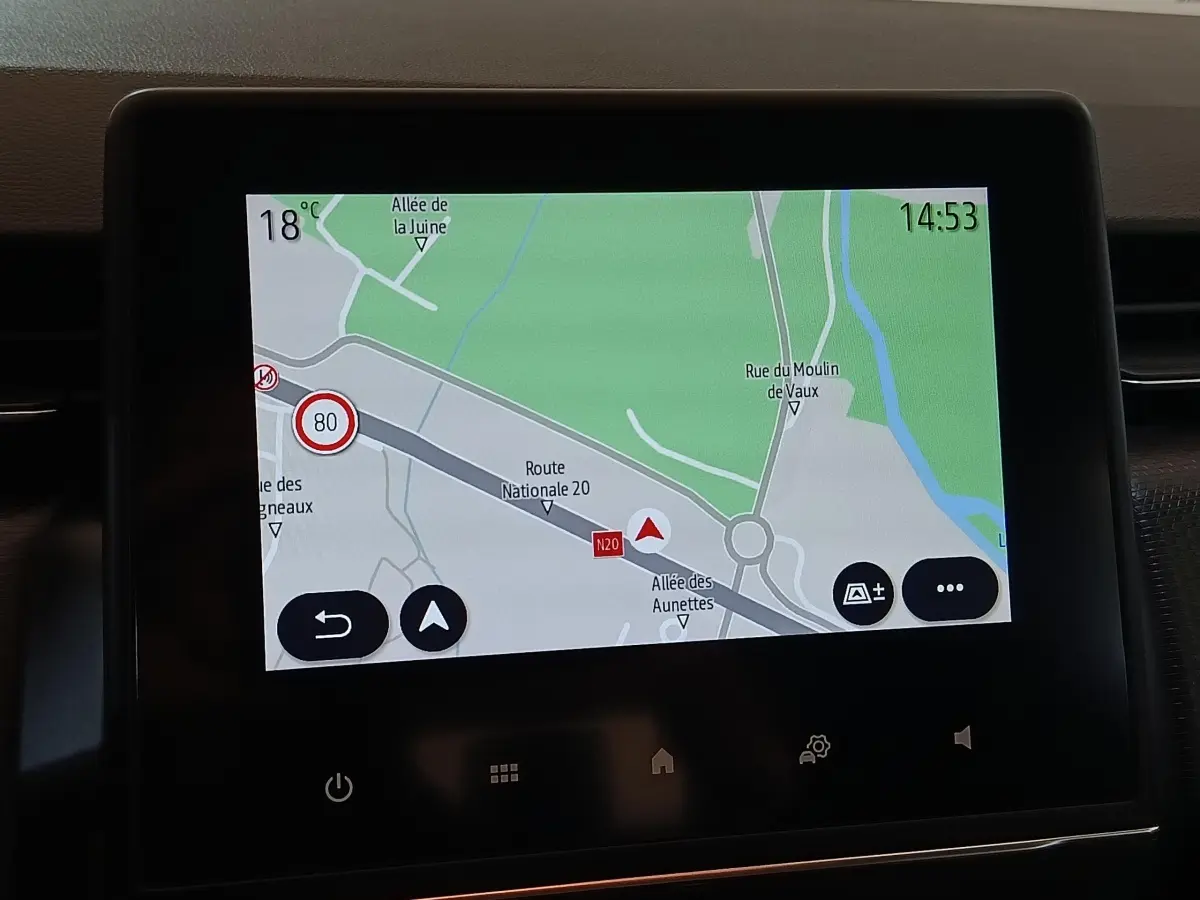 Écran tactile central affichant la navigation 3D dans l’habitacle d’une Renault Clio Business blanche de 2021.