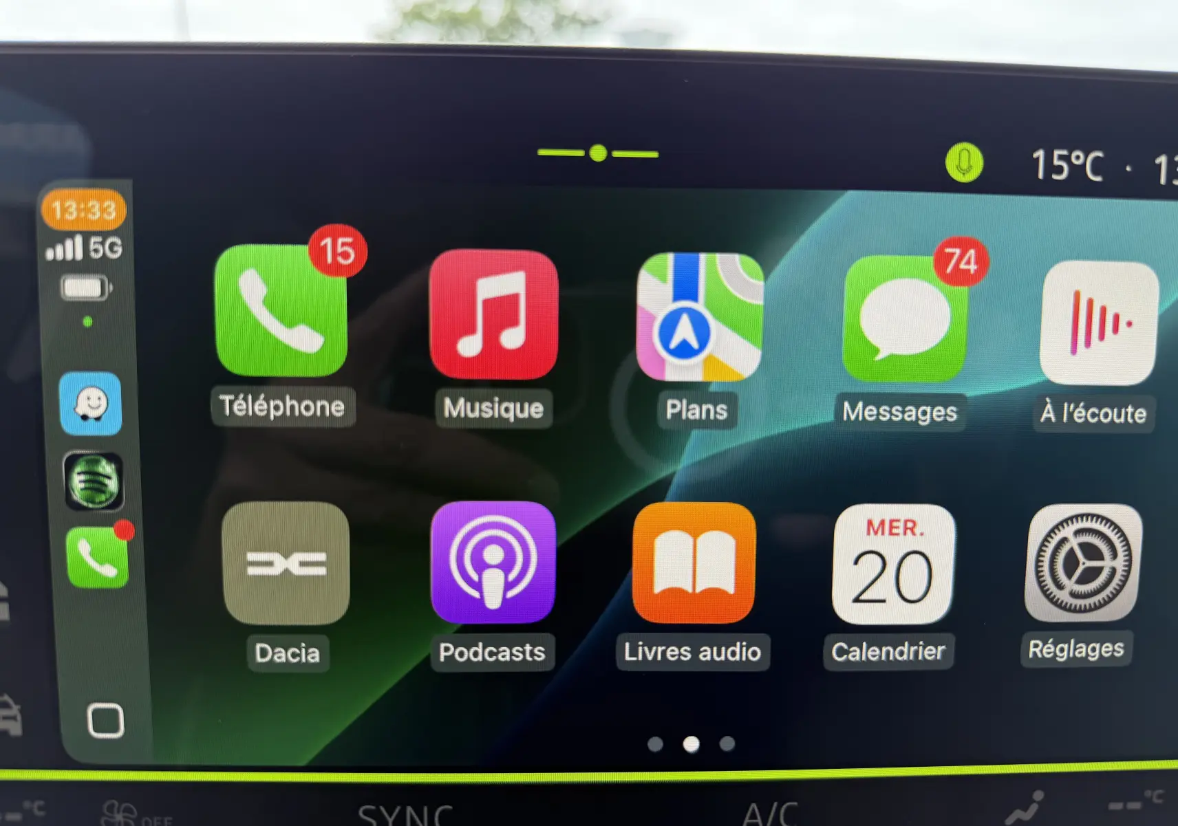 Écran tactile central du tableau de bord de la Dacia Bigster 2026 affichant les applications connectées en mode Apple CarPlay.