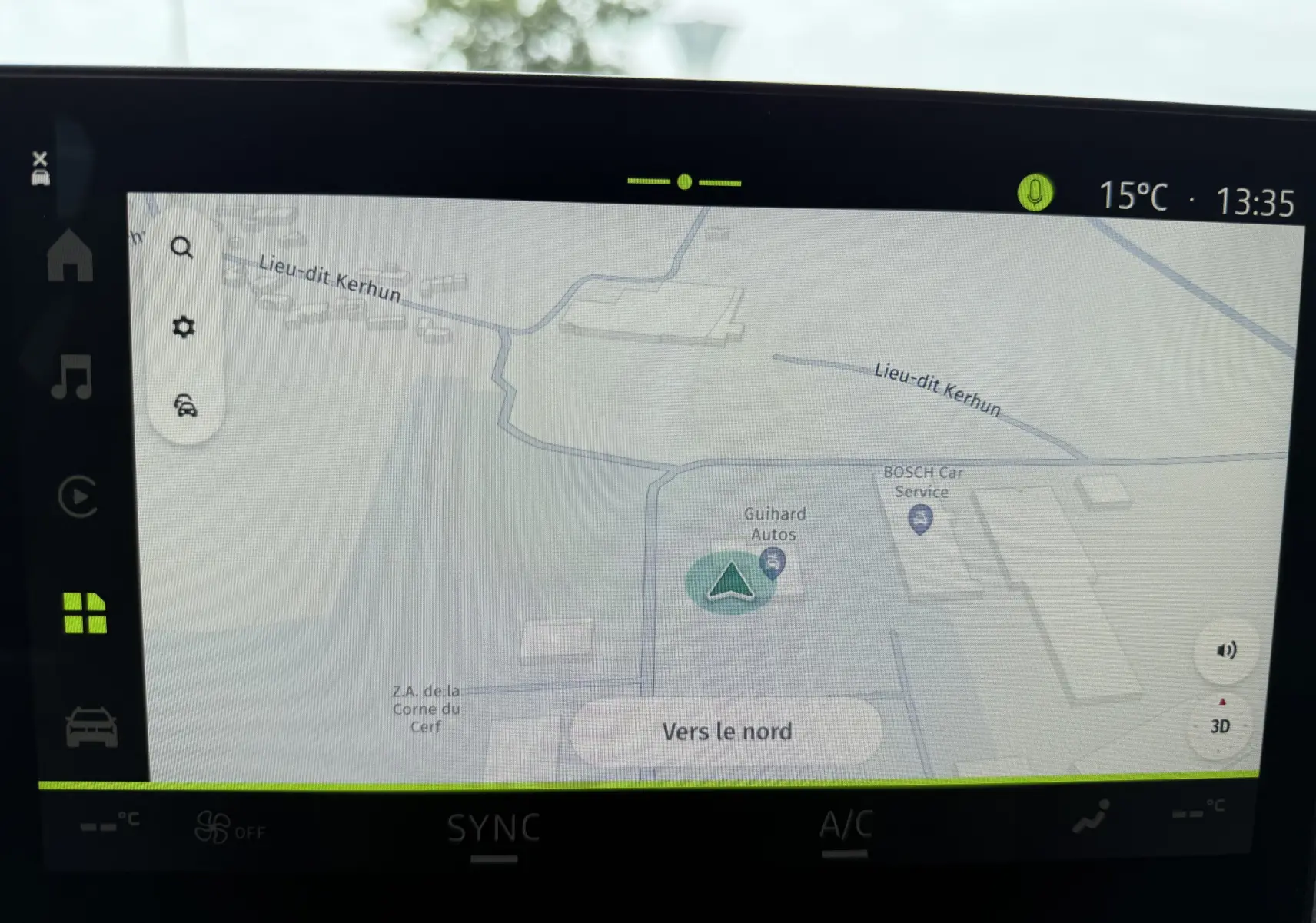 Écran de navigation GPS du Dacia Bigster 2026 affichant une carte en mode 3D avec température à 15°C.