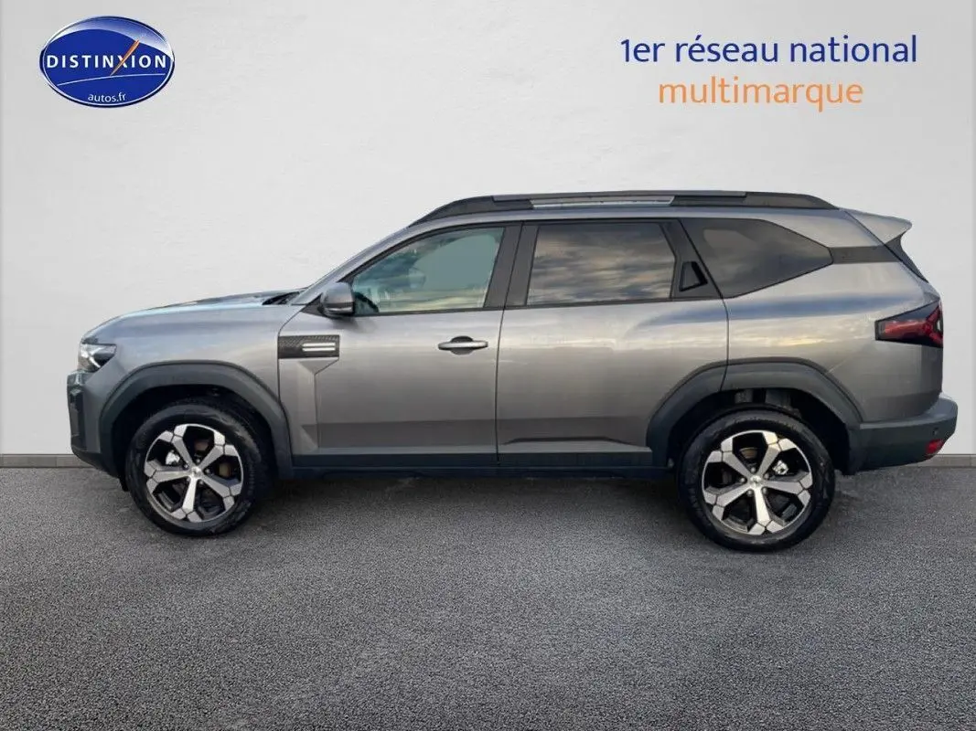 Profil droit du Dacia Bigster gris schiste métal 2026 avec jantes alliage et détails noirs contrastants.