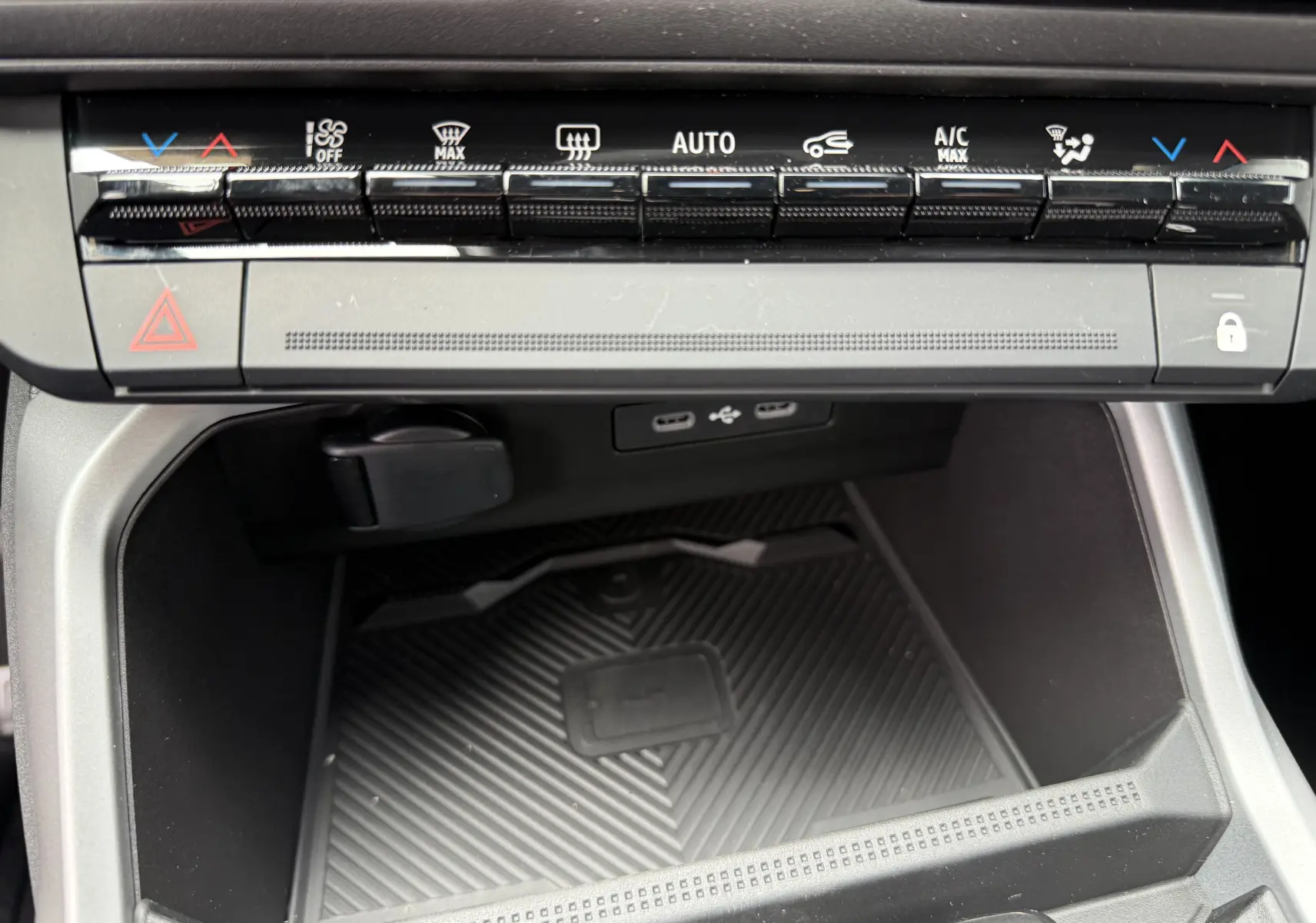Vue rapprochée de la console centrale du Dacia Bigster 2026, montrant les commandes climatisation et ports USB.