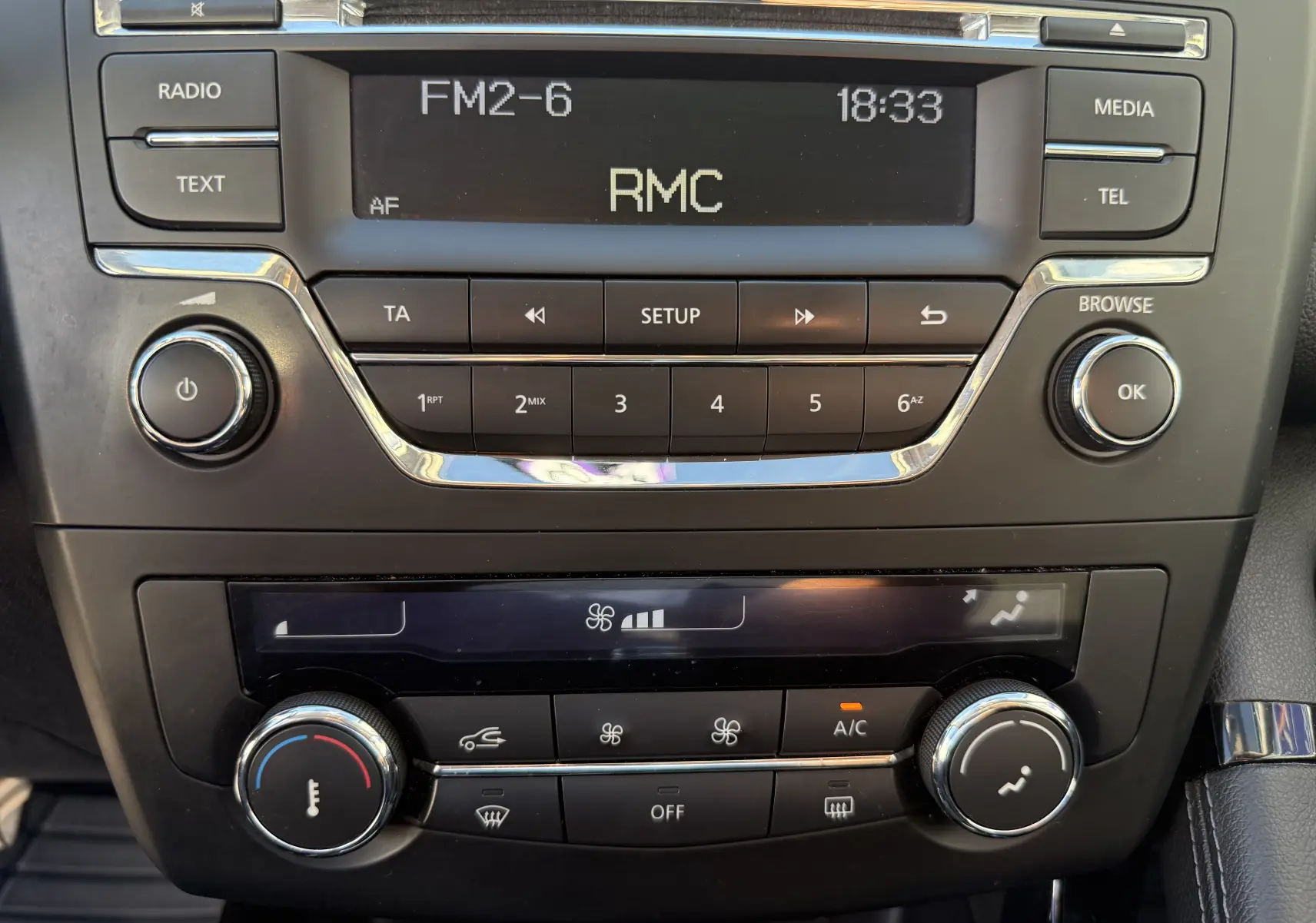 Vue rapprochée du tableau de bord noir du Renault Kadjar 2019, mettant en valeur la radio et la climatisation digitale.