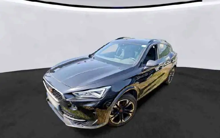 Vue 3/4 avant d'une CUPRA Formentor 1.4 e-HYBRID noire 2024 avec jantes noires et détails chromés au niveau des rétroviseurs.