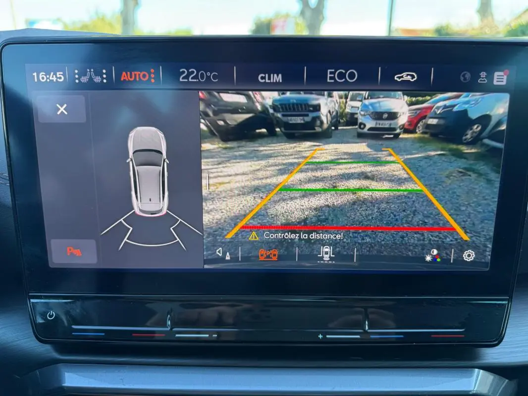 Écran intérieur de la CUPRA Formentor 1.4 e-HYBRID 2024 montrant la caméra de recul avec guidage de trajectoire.