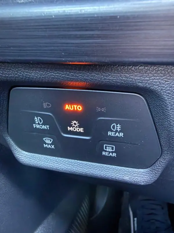 Panneau de commande des feux avec mode automatique allumé dans l'habitacle d'une CUPRA Formentor noir 2024.