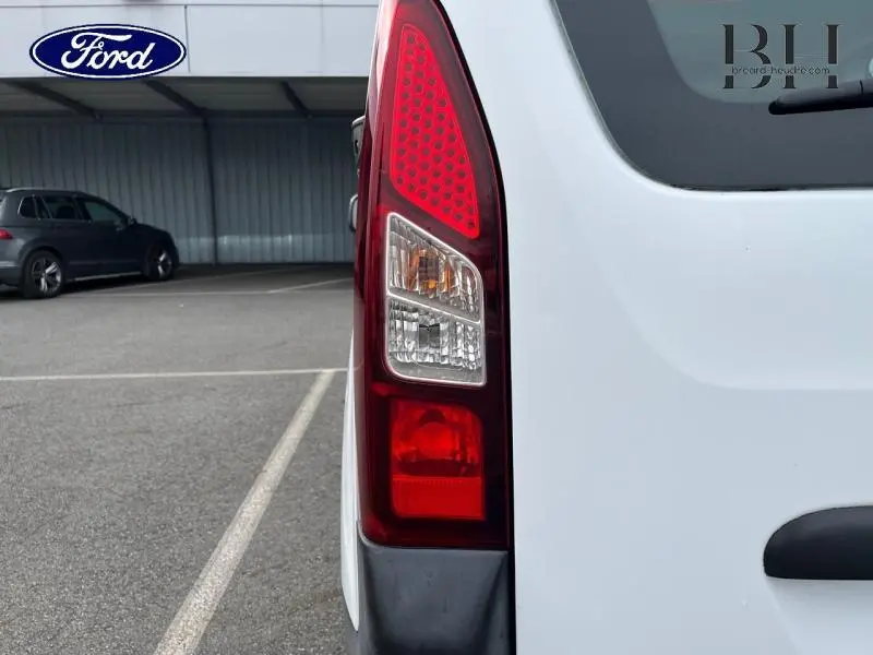 Feu arrière droit rouge et blanc du Peugeot Partner Tepee blanc banquise, vue rapprochée sur le coffre arrière.