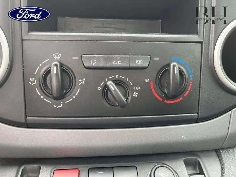 Tableau de commande de climatisation manuel noir du Peugeot Partner Tepee blanc, vue rapprochée centrale.