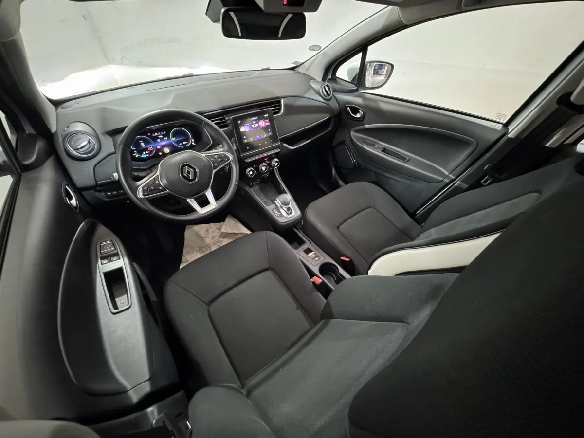 Vue intérieure avant droite de la Renault ZOE Business 2020 avec tableau de bord numérique et écran tactile central.