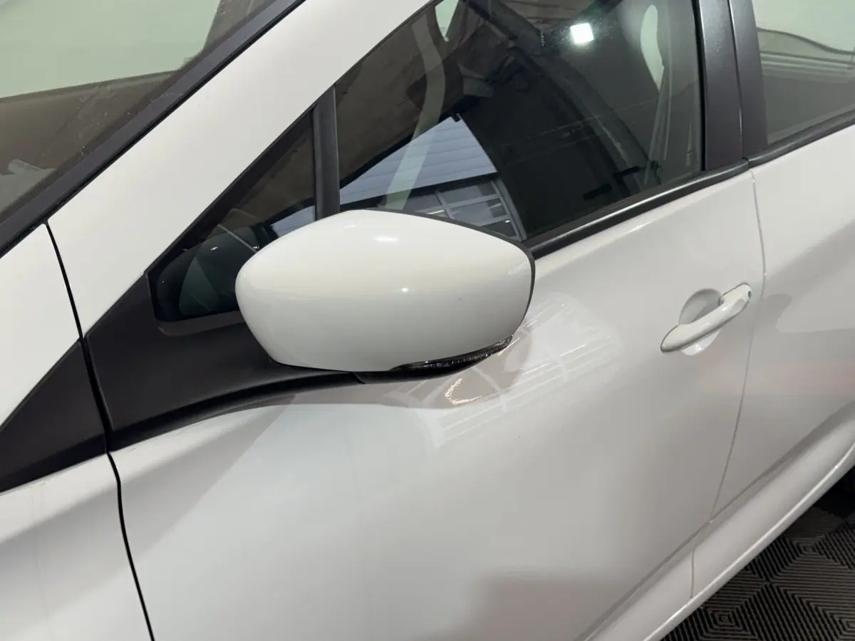Détail du rétroviseur côté gauche blanc sur la porte avant blanche d’une Renault ZOE 2020 Business Rev R110.