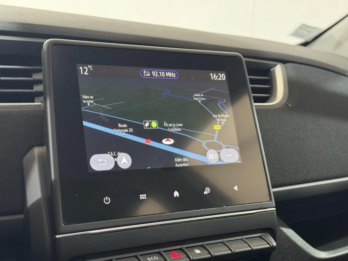 Écran tactile central 7 pouces affichant la navigation dans l’habitacle de la Renault ZOE Business blanc 2020.