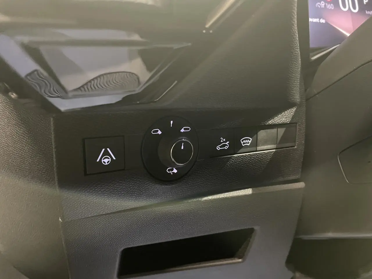 Gros plan sur les commandes de réglage des rétroviseurs et fonctions d’aide à la conduite du DS7 Crossback noir métallisé.